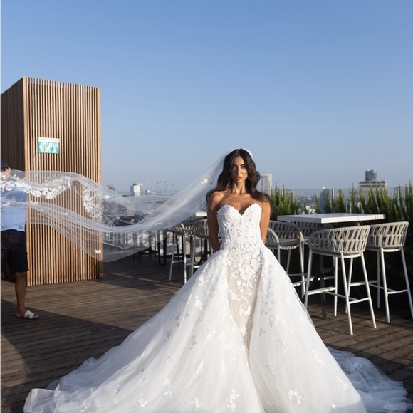 One of a Kind Zuhair Murad Wedding Dress - Picture 3 of 8